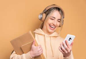 Modo avanzado de voz ChatGPT en clase de español